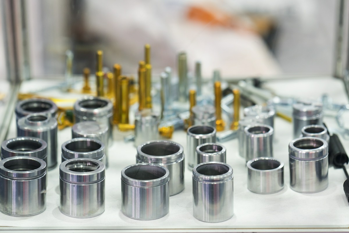 Myjki natryskowe w przemyśle – efektywność i bezpieczeństwo