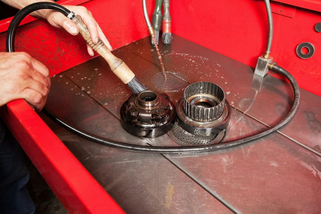 Myjki warsztatowe kabinowe – klucz do efektywności pracy